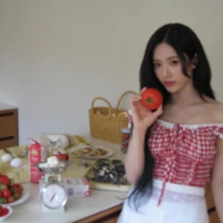 260526-jiwon-instagram-update-sweet-v0-wmdvimqg3g3h1