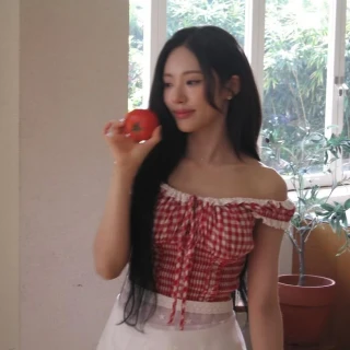 260526-jiwon-instagram-update-sweet-v0-xohs9lqg3g3h1