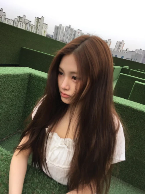 260526-yihyun-weverse-update-v0-h1rz6158fk3h1.webp