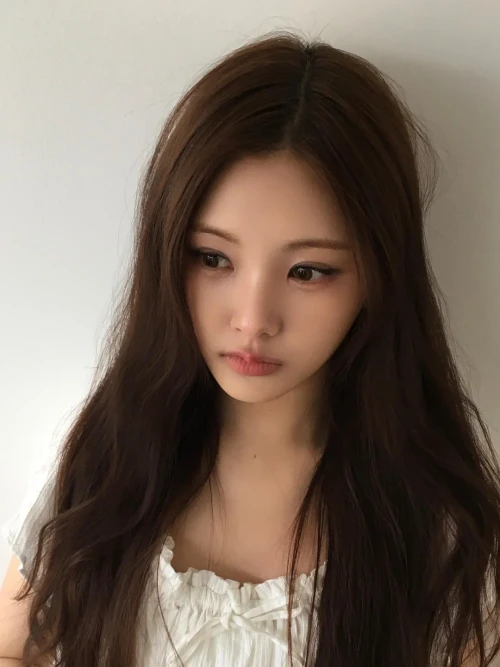 260526-yihyun-weverse-update-v0-h9w1xu98fk3h1.webp