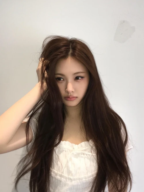 260526-yihyun-weverse-update-v0-oyr9egd8fk3h1.webp