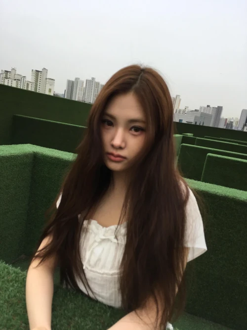 260526-yihyun-weverse-update-v0-rj24vkw7fk3h1.webp