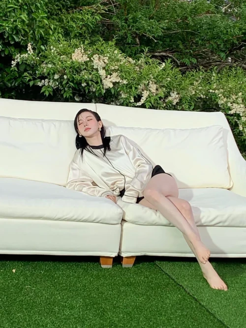 260527-karina-instagram-update-pt-2-full-of-things-i-love-v0-148n7qumun3h1.webp