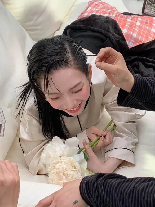 260527-karina-instagram-update-pt-2-full-of-things-i-love-v0-o8jbjtumun3h1.webp