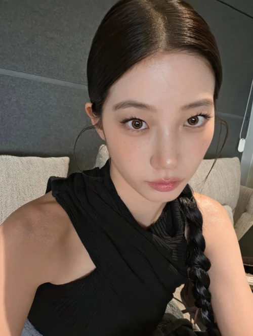 260527-kazuha-instagram-update-v0-7u42uii8ho3h1.webp