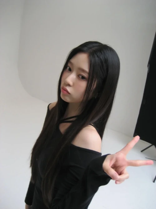 260527-kim-minju-instagram-update-v0-4fjgmu1nnm3h1.webp