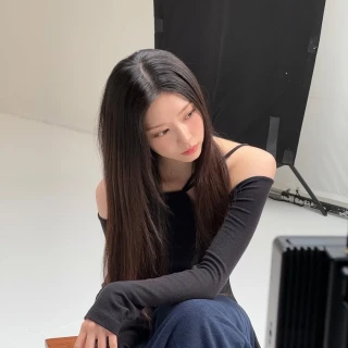 260527-kim-minju-instagram-update-v0-4ijt65umnm3h1
