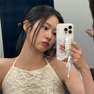260527-kim-minju-instagram-update-v0-jj082tjmnm3h1