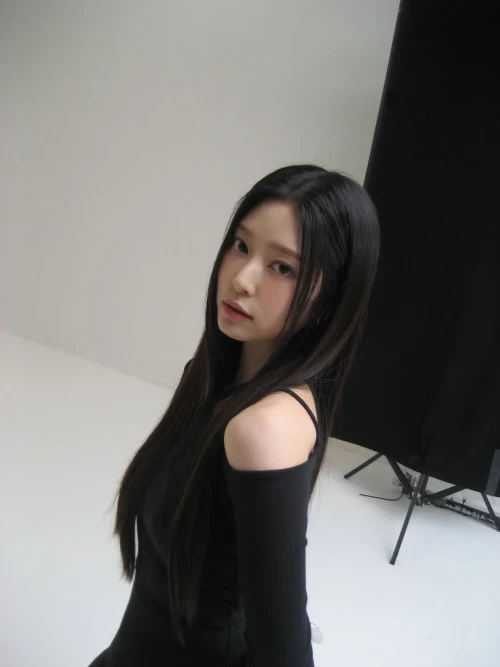 260527-kim-minju-instagram-update-v0-lwbxmabmnm3h1.webp