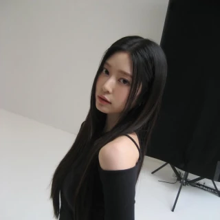 260527-kim-minju-instagram-update-v0-lwbxmabmnm3h1