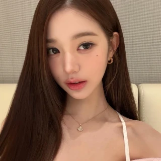 260528-wonyoung-instagram-update-v0-ajxl7ehv3u3h1
