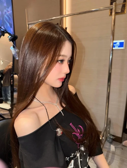 260528-wonyoung-instagram-update-v0-ly4o5ehv3u3h1.webp
