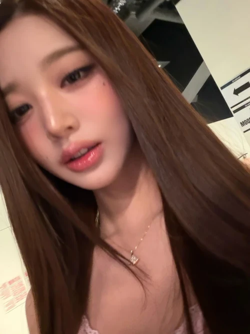 260528-wonyoung-instagram-update-v0-pw8updhv3u3h1.webp