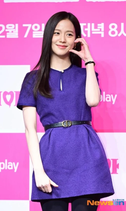 250107-jisoo-v0-zx4frf8v2n3h1.webp