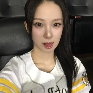 260524-yujin-ig-update-hawks-asian-day-v0-1rfm6si0g04h1