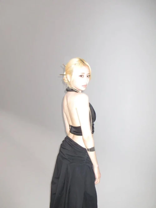 260525-huh-yunjin-instagram-update-feat-miyawaki-sakura-v0-30kxrzl1193h1.webp