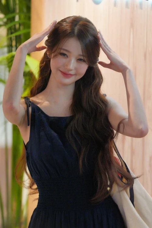 260529-wonyoung-v0-6iz2ib7ozz3h1.webp