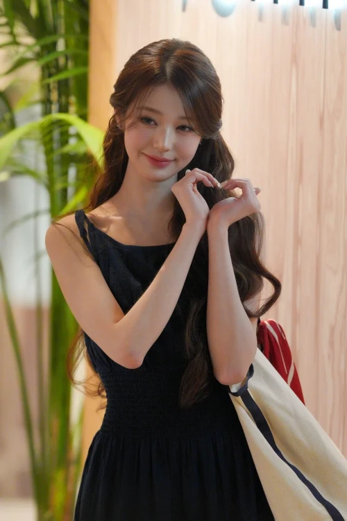 260529-wonyoung-v0-h1y1kd7ozz3h1.webp